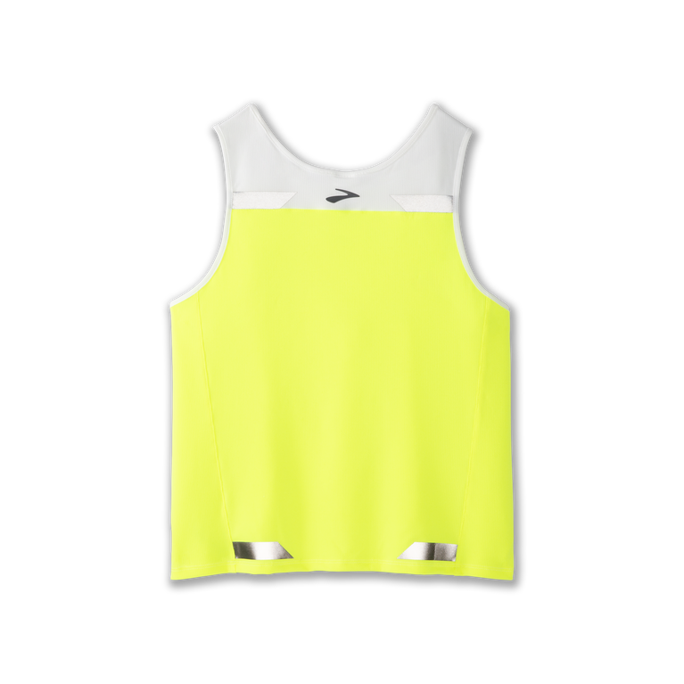 ברוקס מפעילים חיי לילה גלויים מאחור אל חזית טנק לבן