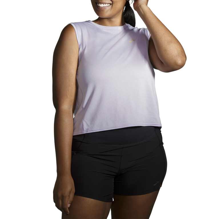 פלגים מתרוצצים בתוך פס סגול ללא שרוולים