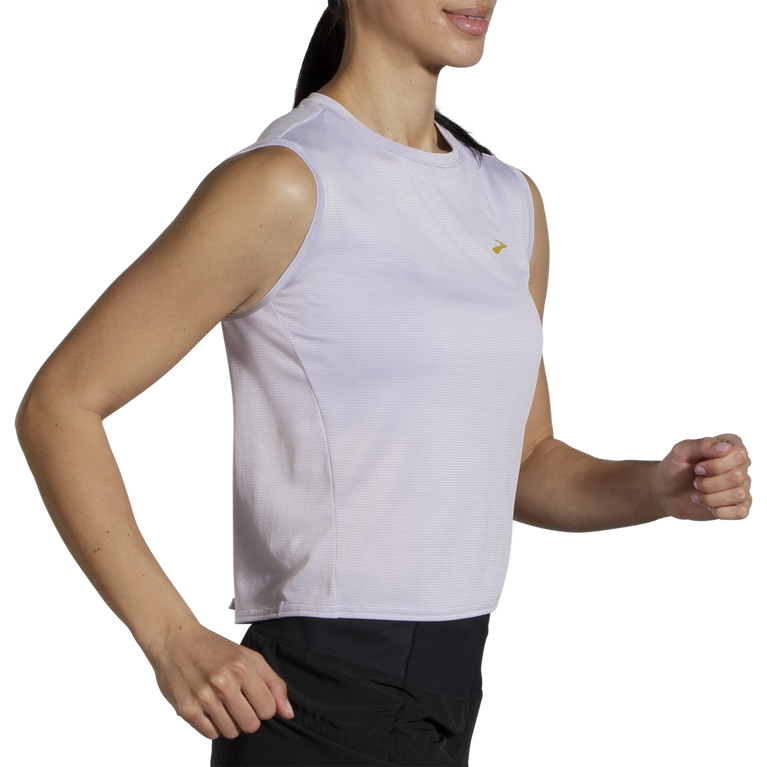 פלגים מתרוצצים בתוך פס סגול ללא שרוולים