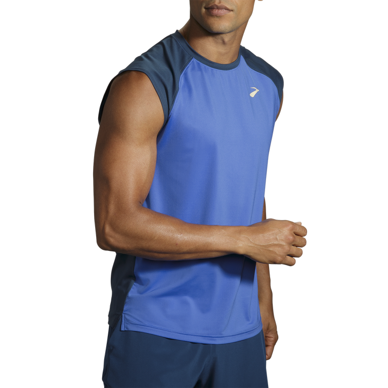 פלחים רצים בתוך עומס כחול-אינדיגו ללא שרוולים