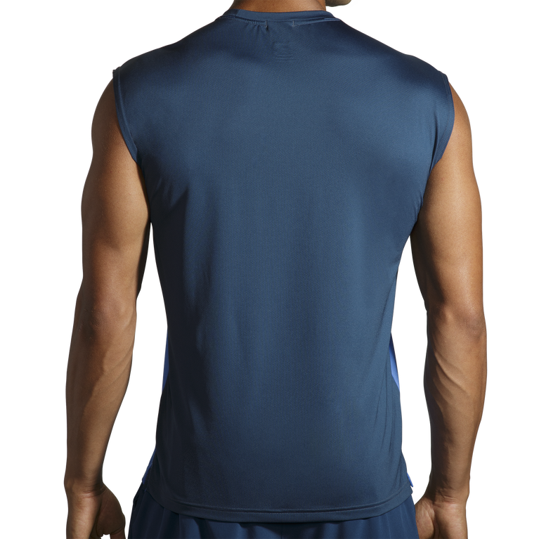 פלחים רצים בתוך עומס כחול-אינדיגו ללא שרוולים