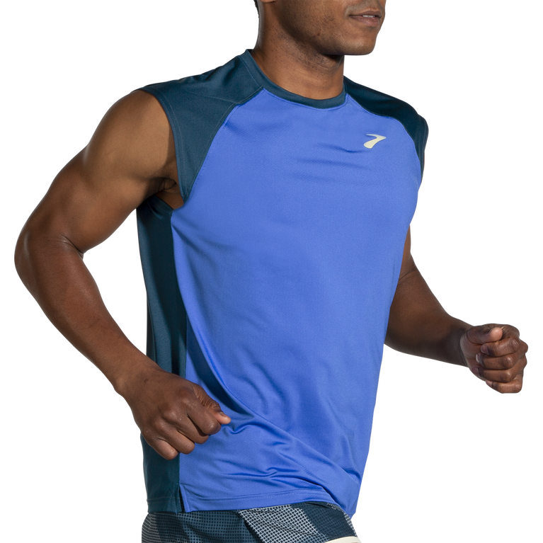 פלחים רצים בתוך עומס כחול-אינדיגו ללא שרוולים