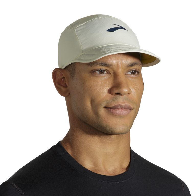 Brooks כובע קל משקל לאריזה טל דבש-שעה זהב