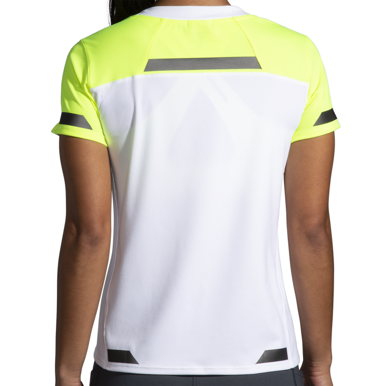 ברוקס מפעילים חיי לילה לבנים עם שרוולים קצרים