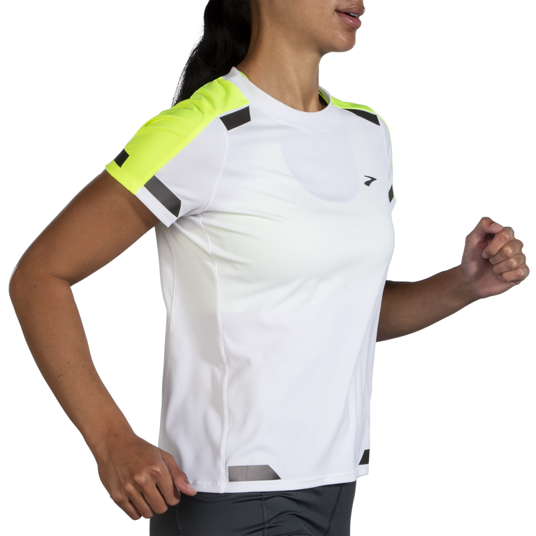 ברוקס מפעילים חיי לילה לבנים עם שרוולים קצרים