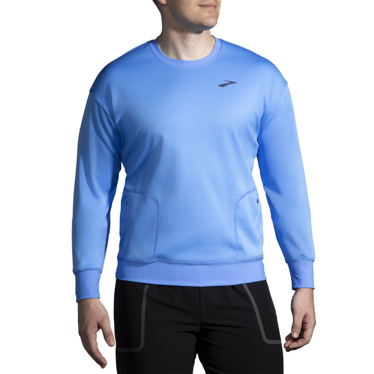 פלחים רצים בתוך סווטשירט כחול עז