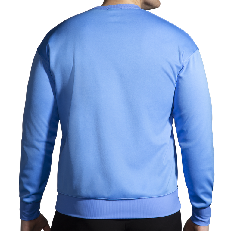 פלחים רצים בתוך סווטשירט כחול עז