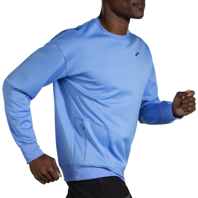 פלחים רצים בתוך סווטשירט כחול עז