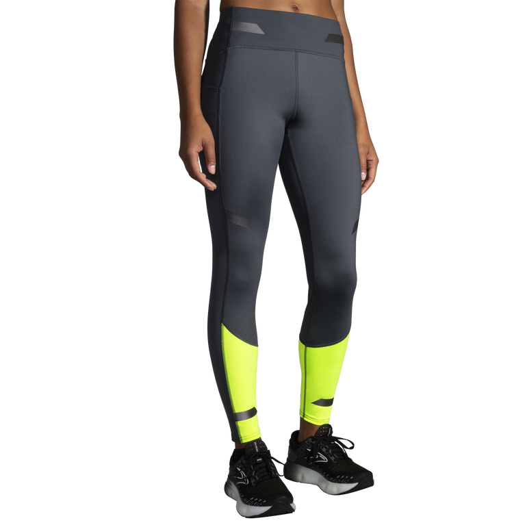 פלחים מפעילים חיי לילה צפופים באספלט