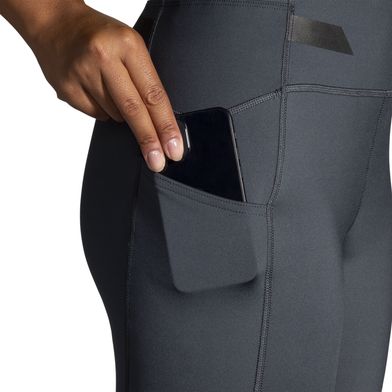 פלחים מפעילים חיי לילה צפופים באספלט