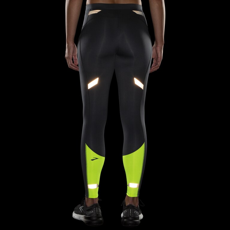 פלחים מפעילים חיי לילה צפופים באספלט