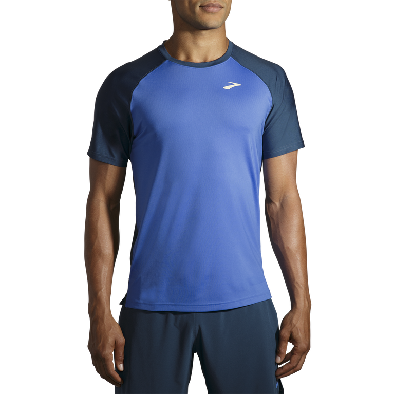 פלחים רצים בתוך עומס כחול-אינדיגו עם שרוולים קצרים