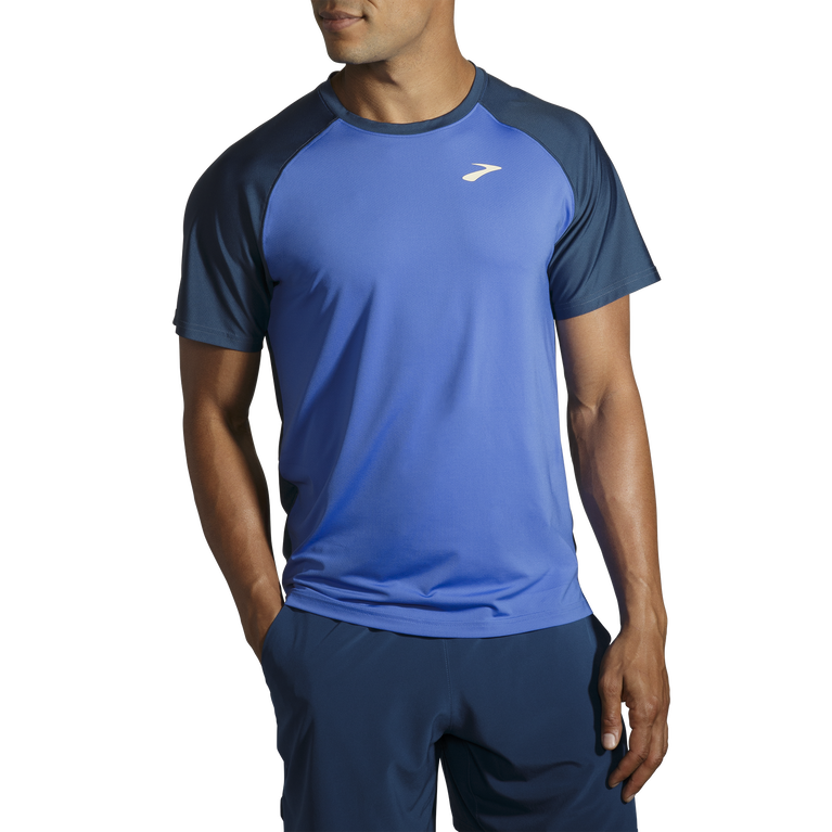 פלחים רצים בתוך עומס כחול-אינדיגו עם שרוולים קצרים