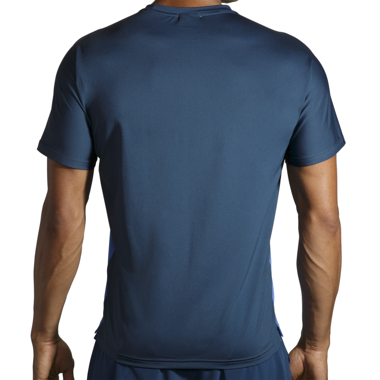 פלחים רצים בתוך עומס כחול-אינדיגו עם שרוולים קצרים