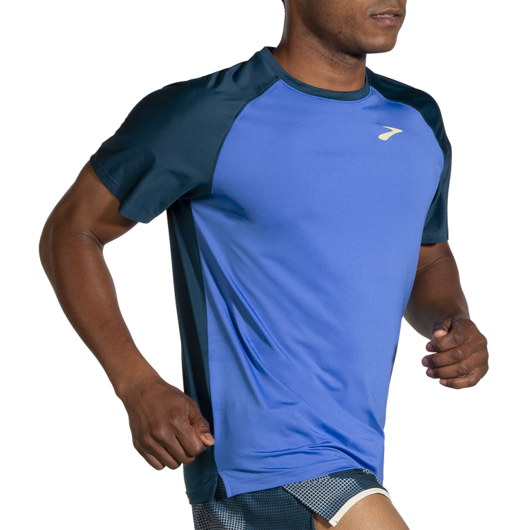 פלחים רצים בתוך עומס כחול-אינדיגו עם שרוולים קצרים