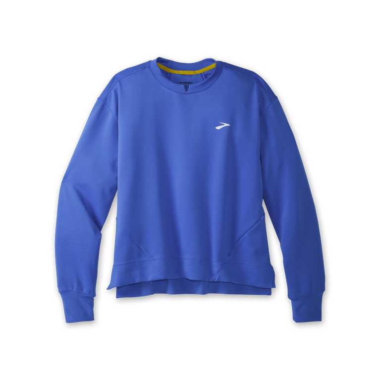 פלחים רצים בתוך סווטשירט כחול