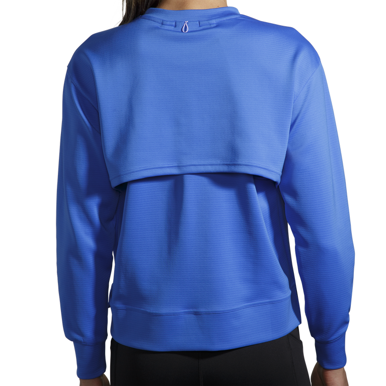 פלחים רצים בתוך סווטשירט כחול