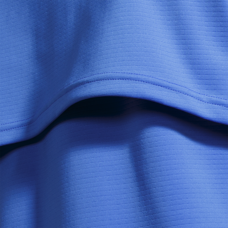 פלחים רצים בתוך סווטשירט כחול