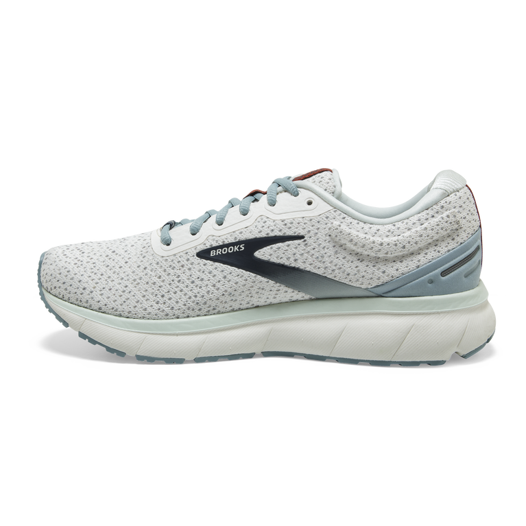 עקבות נחלים לוחשים לבן-טורמלין-אקווה