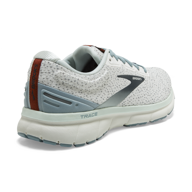 עקבות נחלים לוחשים לבן-טורמלין-אקווה