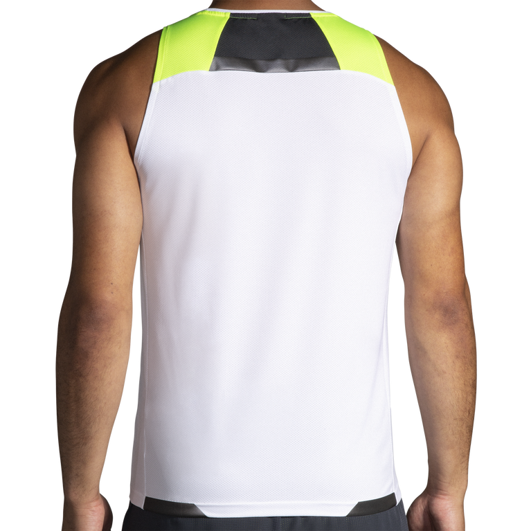 פלחים מפעילים טנק לבן-אספלט-חיי לילה גלויים