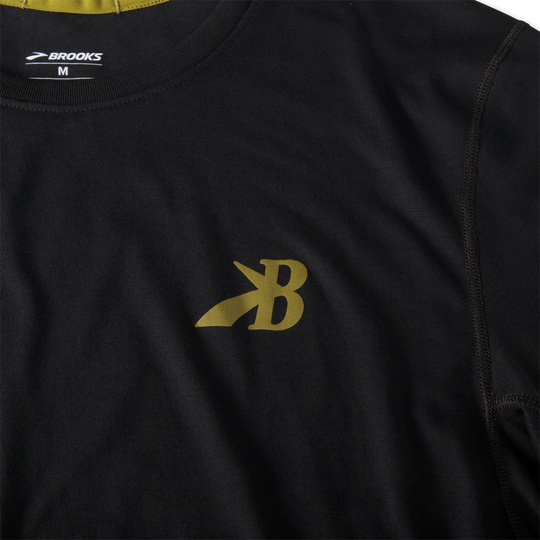Brooks Distance גרפי שרוול קצר שחור-זהוב-מדליון שעות