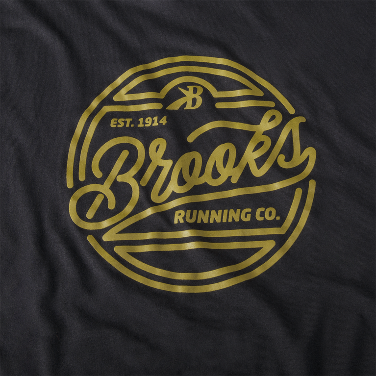 Brooks Distance גרפי שרוול קצר שחור-זהוב-מדליון שעות