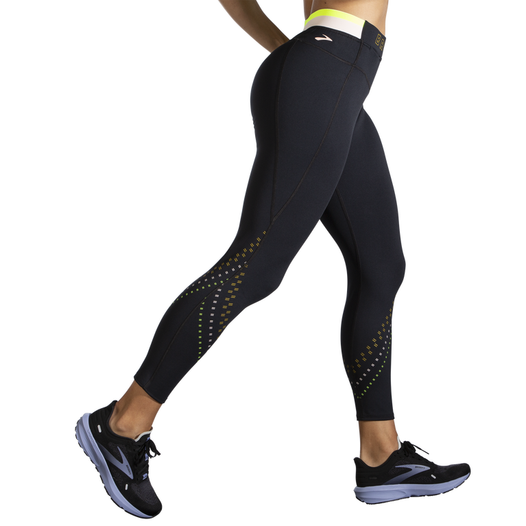 פלגים זורמים בתוך 7/8 פלחים שחורים הדוקים