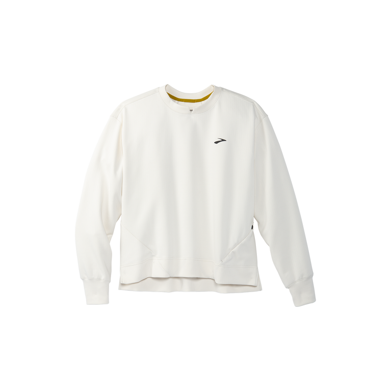 פלחים רצים בתוך סווטשירט בצבע חום בהיר