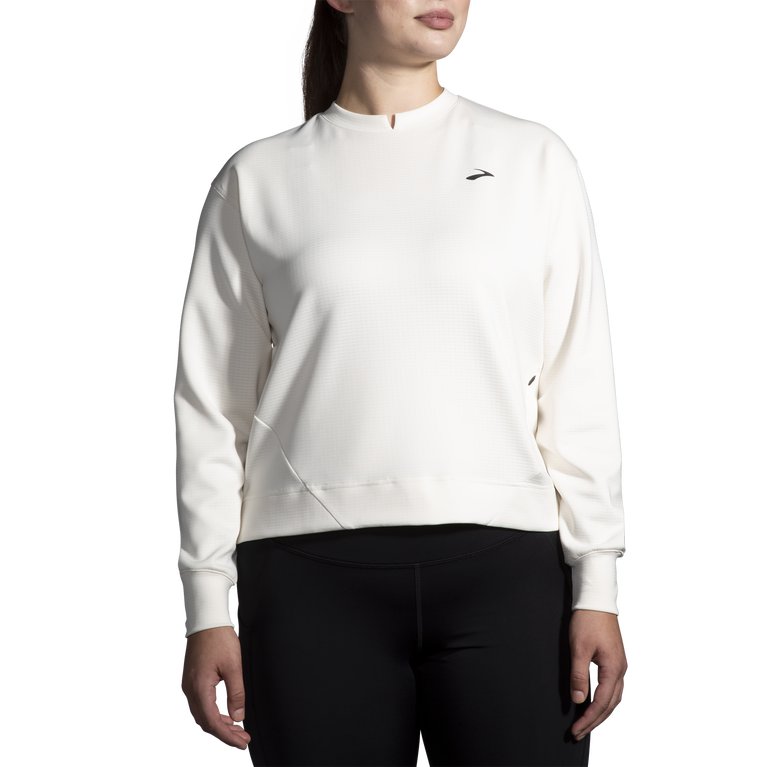 פלחים רצים בתוך סווטשירט בצבע חום בהיר