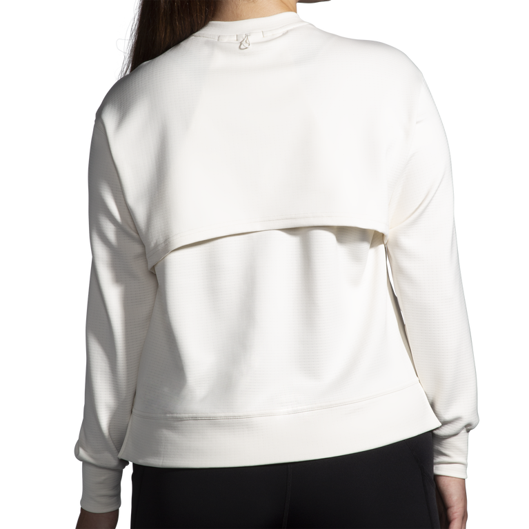 פלחים רצים בתוך סווטשירט בצבע חום בהיר