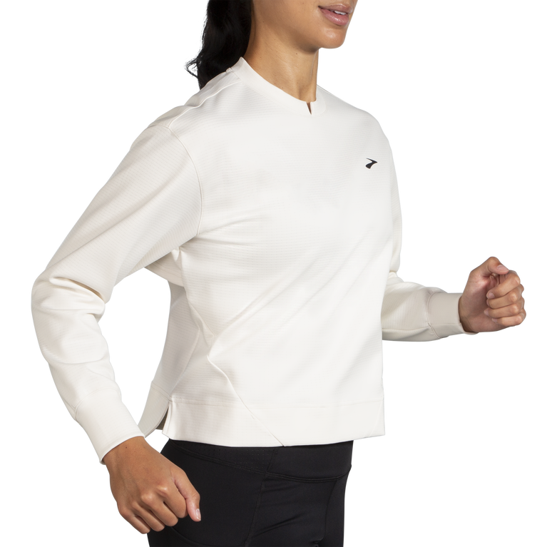 פלחים רצים בתוך סווטשירט בצבע חום בהיר