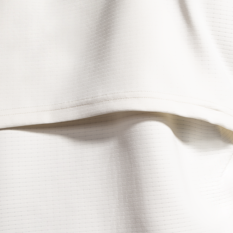 פלחים רצים בתוך סווטשירט בצבע חום בהיר