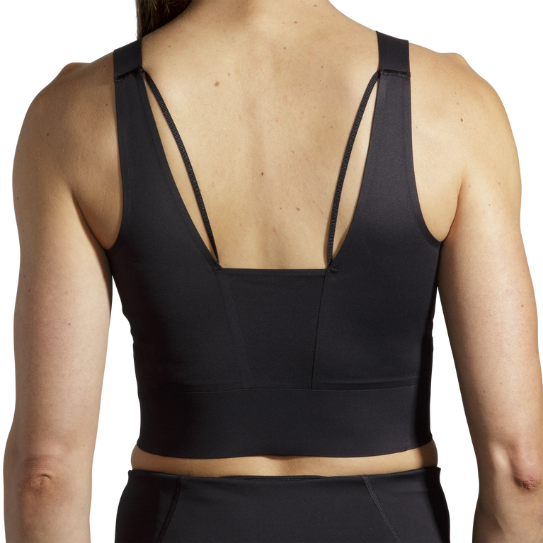 פלגים רצים בתוך מיכל היבול שחור