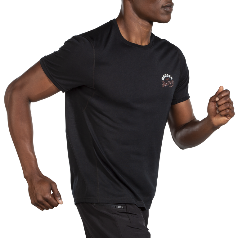 Brooks Distance גרפי שרוול קצר שחור לרוץ עם חברים