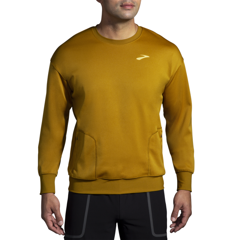 פלחים רצים בתוך סווטשירט חרדל כהה