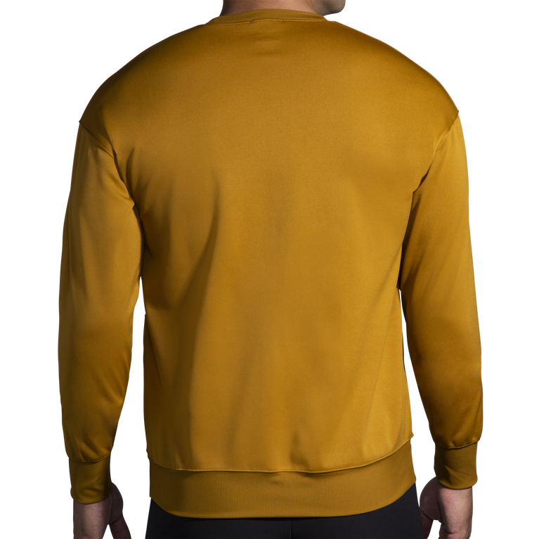 פלחים רצים בתוך סווטשירט חרדל כהה