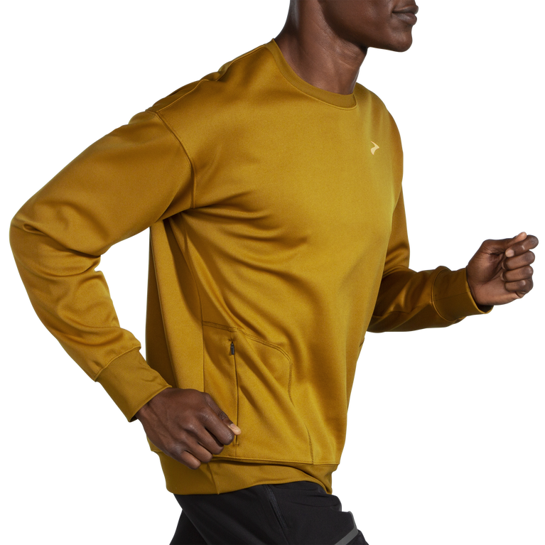 פלחים רצים בתוך סווטשירט חרדל כהה